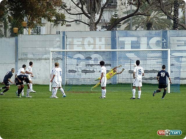 והכדור ברשת (צילום: אייל אורן)